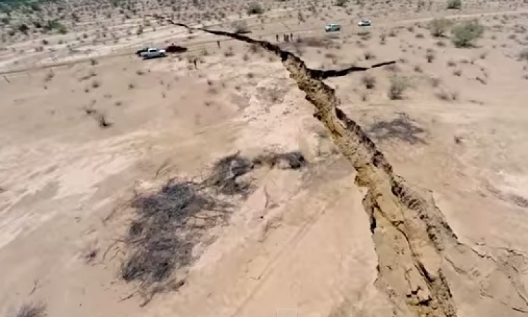 بالفيديو .. صدع هائل يشق الأرض شمال المكسيك بعمق 8 أمتار