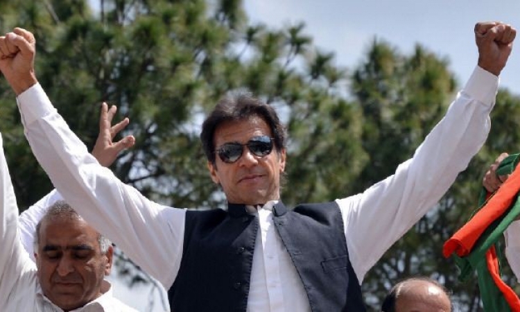 أشتباكات في باكستان بعد أطلاق النار على زعيم المعارضة عمران خان