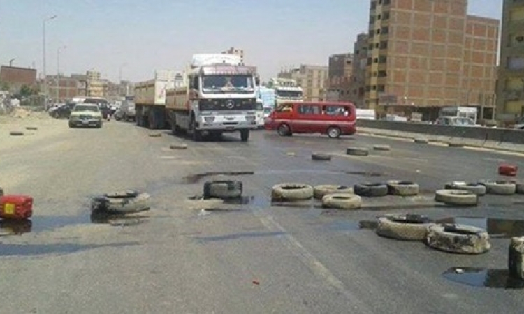 الأمن يفتح الطريق الدائري بمنطقة الوراق بعد قطعه من قبل الإخوان