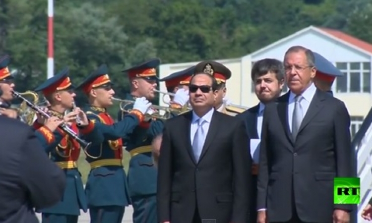بالفيديو .. مراسم استقبال الرئيس السيسي لدي وصوله روسيا