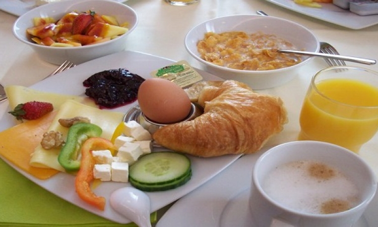 على عكس المتوقع .. دراسة بريطانية تؤكد عدم اهمية وجبة الإفطار !!