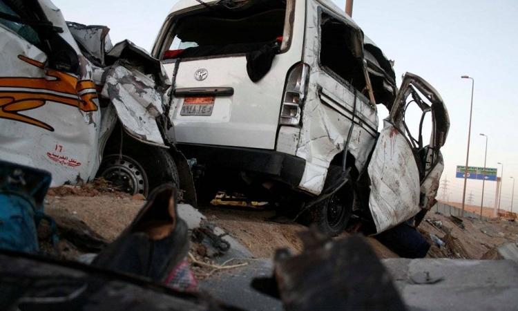 مصرع 30 وإصابة 15 في حادث تصادم مروع بطريق أسوان الصحراوي