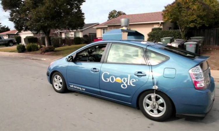 السماح لسيارة جوجل الذاتية القيادة بالسير في كاليفورنيا