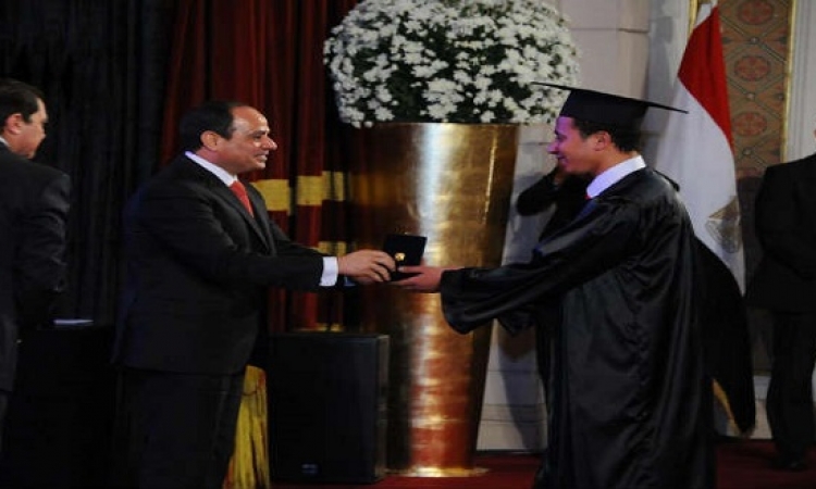 عبد الفتاح السيسي يكرم أوائل خريجي الجامعات المصرية