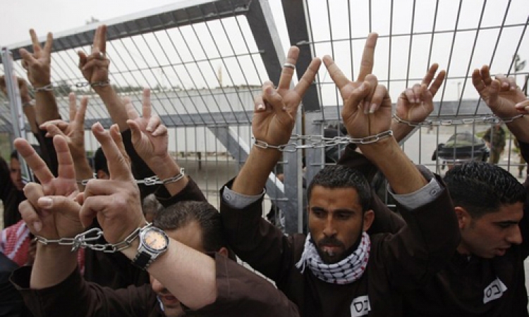 إضراب شامل للأسرى الفلسطينيين بالسجون الإسرائيلية