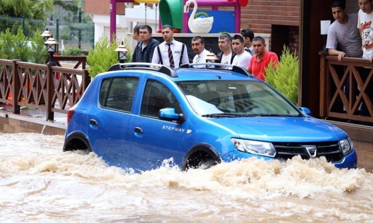 فيضانات تركيا تودي بحياة شخصين وفقدان 4 آخرون