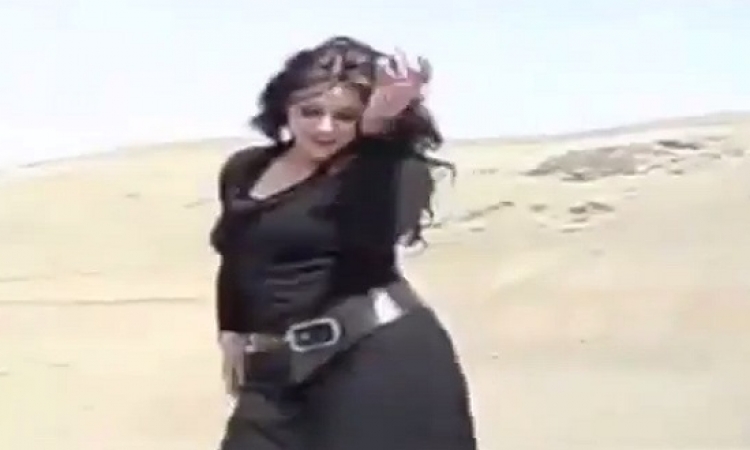 بالفيديو .. إيرانية تتحدى مجتمعها المتشدد .. وتخلع الحجاب اثناء رقصها على الملأ !!