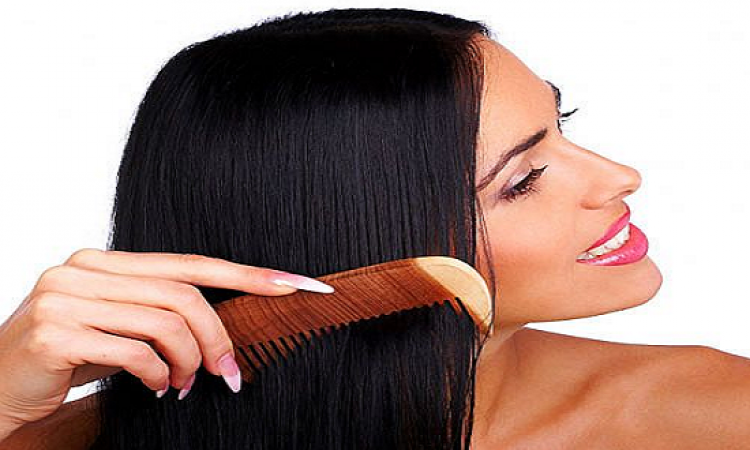 تخلصى من قشرة الشعر باستخدام “السكر البنى وزيت الجوجوبا”