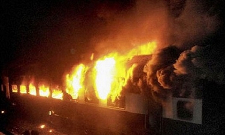 حريق 3 عربات قطار بالقرب من بنها