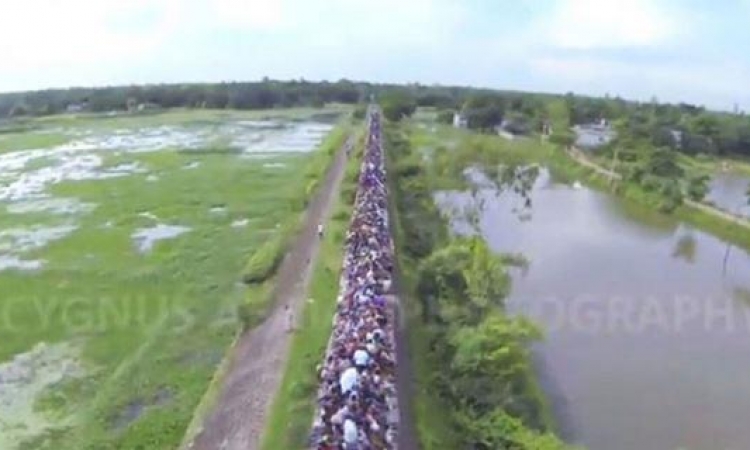 بالفيديو: شاهد رحلة الموت على سطح قطار في بنجلادش
