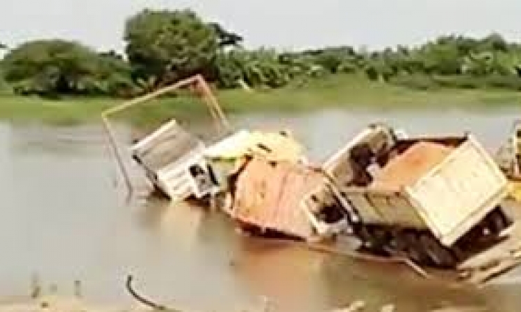بالفيديو .. شاحنة تسقط في النهر أثناء عبورها جسر خشبي