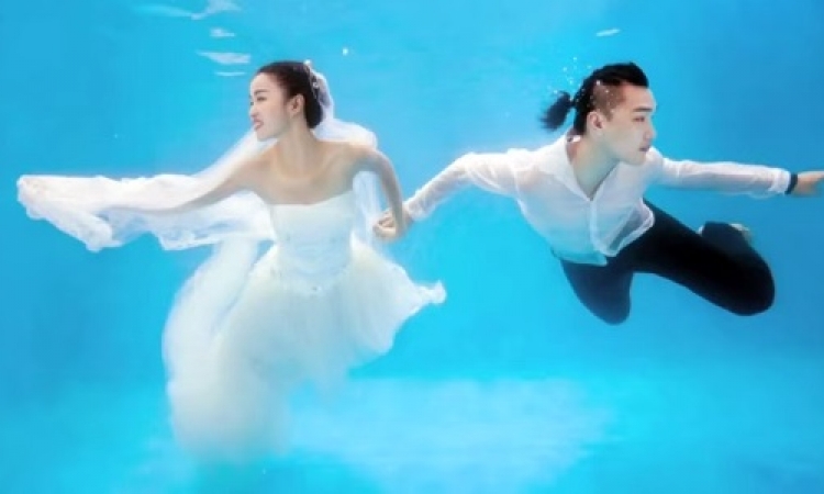 بالفيديو .. تصوير العرائس تحت الماء في الصين