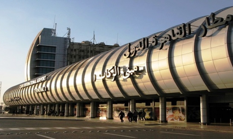 طوارئ بمطار القاهرة بسبب راكب “بيهرز” بزجاجة “نبيذ”