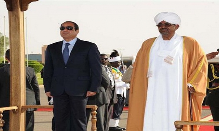 السيسى يصل مطار القاهرة لاستقبال الرئيس السودانى