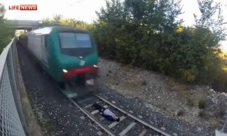 بالفيديو .. مراهق يتحدى قطارا