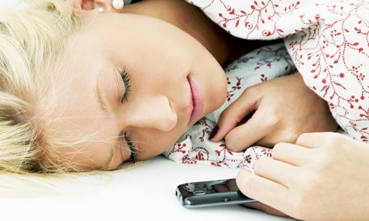 النوم بجوار التليفون المحمول يزيد من الوزن ليلاً