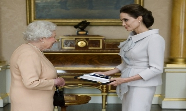 الملكة إليزابيث تُكريم انجيلينا جولى