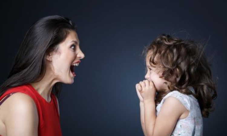 كيف تؤثر حالتك النفسيه على عواطف أطفالك؟