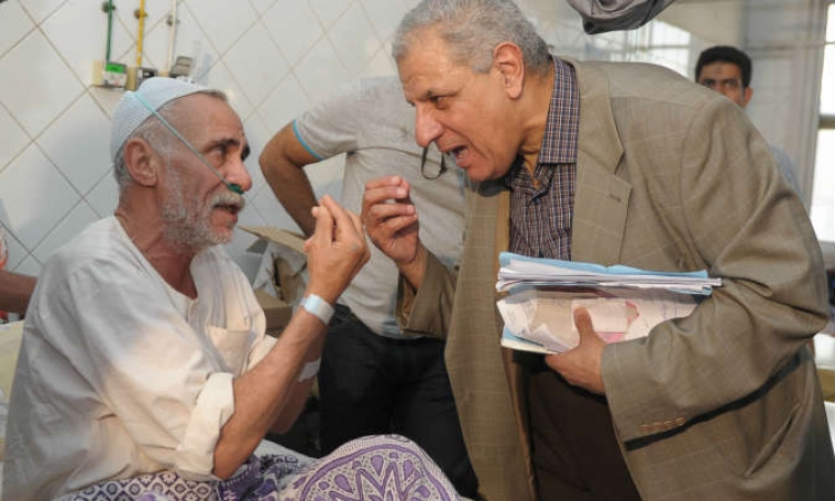 بالصور .. محلب يزور مستشفى سيد جلال و أحد المواطنين يُقبّل رأسه
