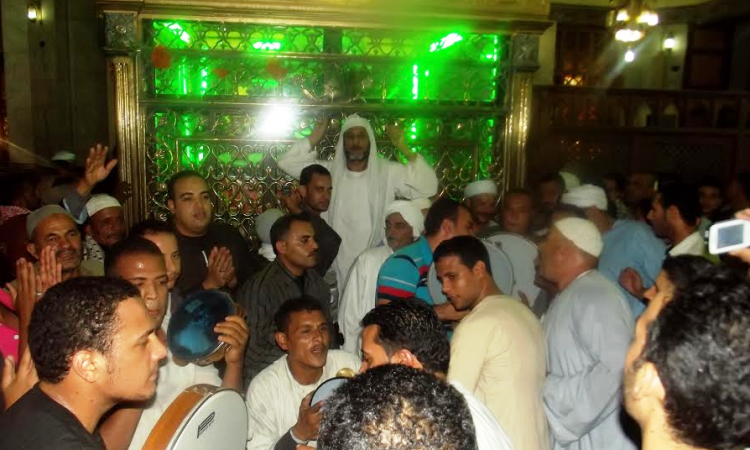 احتفال الآلاف بالليلة الختامية لمولد الدسوقي بكفر الشيخ