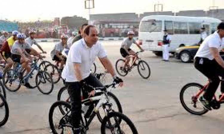 بالفيديو.. الرئيس السيسي يتجول بدراجة في المعمورة بالإسكندرية