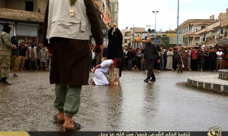 بالصور .. داعش يقطع رؤوس سوريين بمحافظة الرقة بعد اتهامهم بـ”سب الدين”