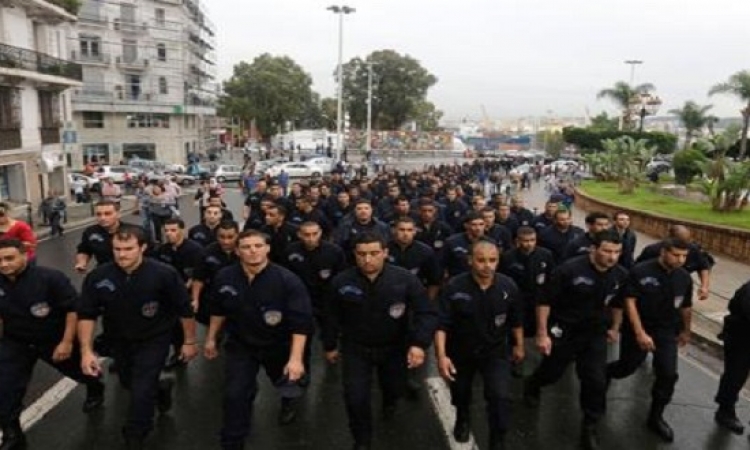 احتجاجات رجال الشرطة بالجزائر تتسع وتصل رئاسة الجمهورية