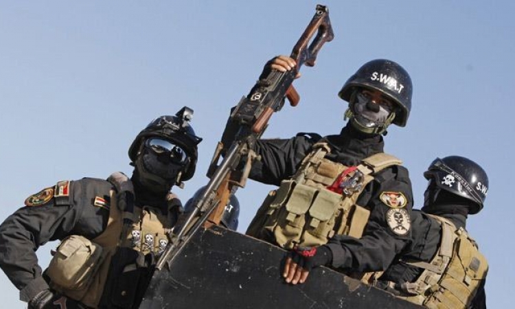 الجيش العراقي يرمي بالمساعدات والذخيرة إلى «داعش»