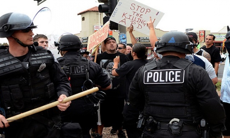 اشتباكات بين الشرطة الأمريكية ومحتجين بعد مقتل شاب أسود في ميزوري