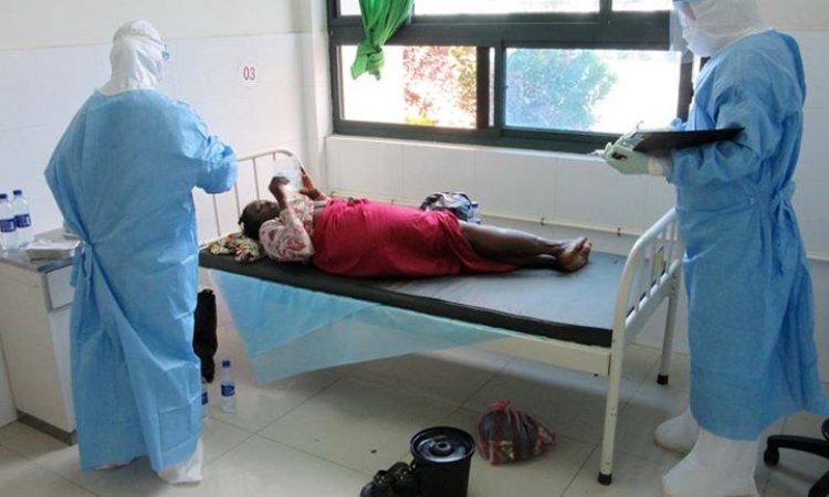 بالصور .. الصين ترسل عقارا تجريبيا للإيبولا إلى أفريقيا