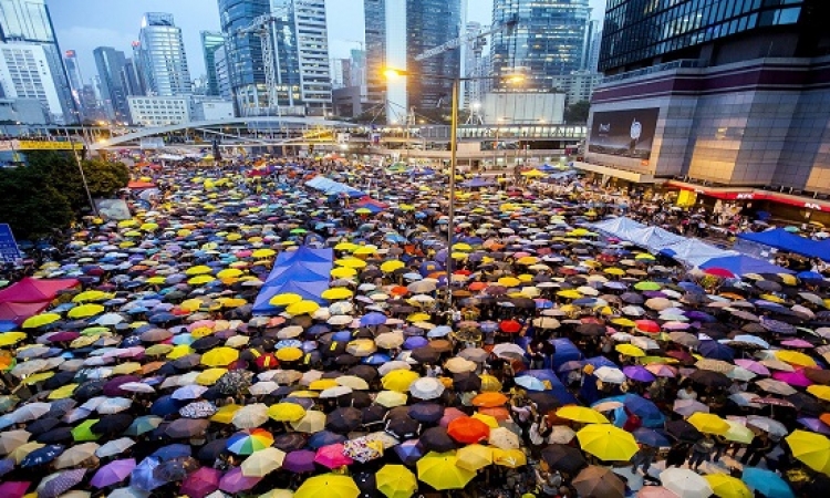 من مظاهرات إلى لوحة فنية .. احتجاجات هونج كونج تغطيها “المظلات”