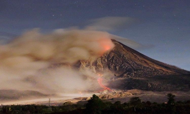 بالصور .. إنفجار بركان جبل سينابونغ فى إندونيسيا