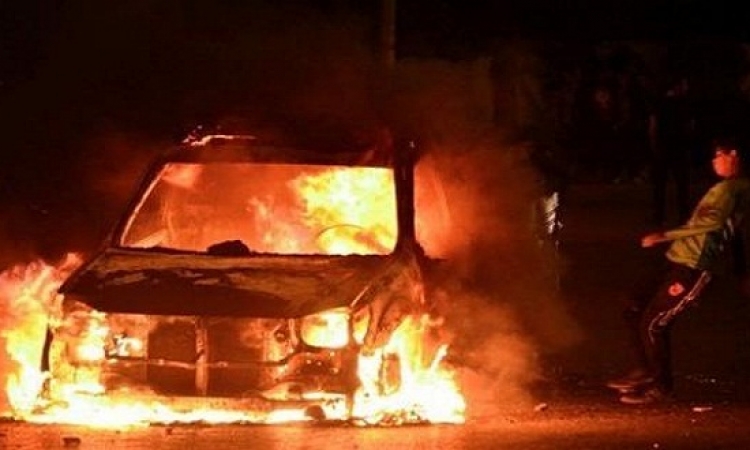 عناصر الأخوان يشعلون النيران في سيارات ضابط شرطة بالسويس