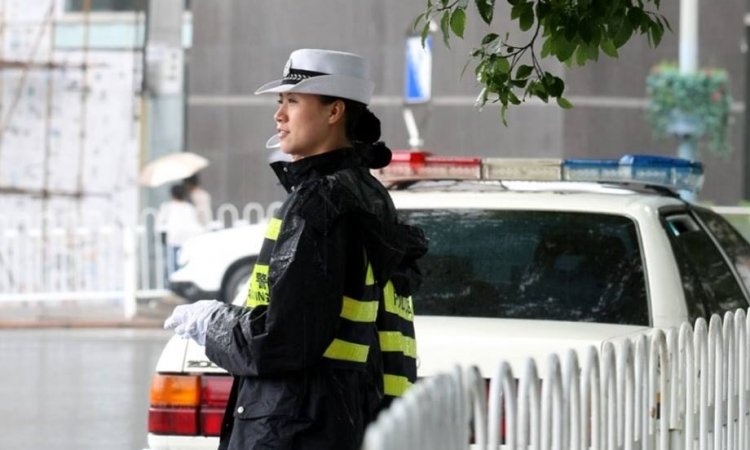 بالصور .. قصة شرطية المرور الصينية العاشقة للباليه