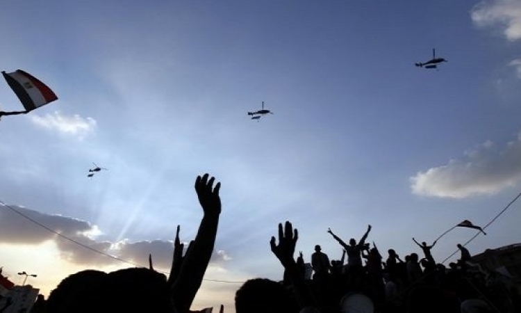 طائرات الجيش تلقى الهدايا على المواطنين بميدان التحرير