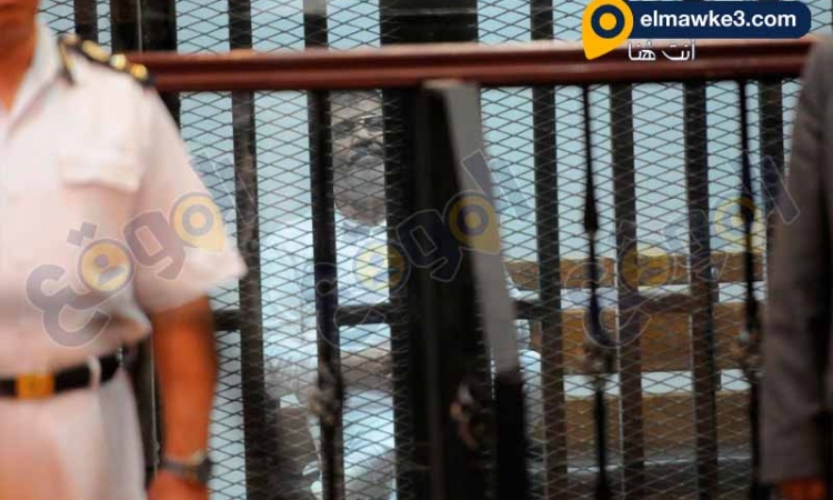 بالصور .. هتاف يسقط حكم العسكر يدوى في محاكمة مرسى في ” اقتحام السجون ”