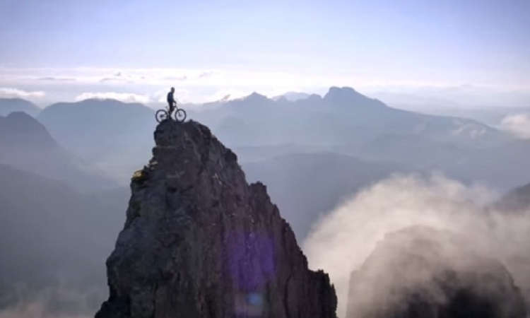 بالفيديو .. مغامر يتحدى جبل بدراجته يحقق 4 ملايين مشاهدة فى يومين