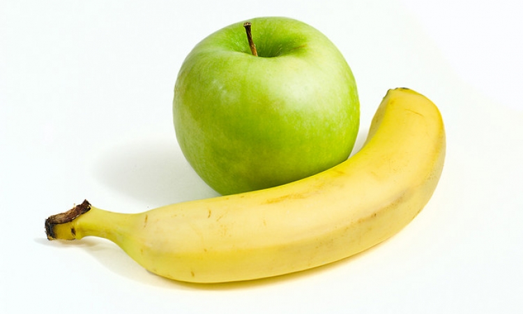 الموز والتفاح والبطاطس أهم الأطعمة لطفلك بعد بلوغه 6 أشهر