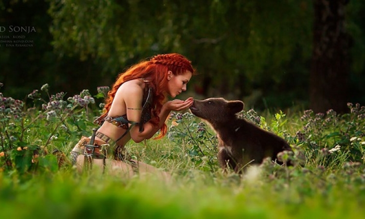 الفنون جنون ..  روسية تصور موديلاتها الحسناوات مع حيوانات حقيقية مفترسة !!