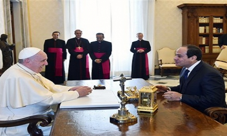 البابا فرانسيس يستقبل الرئيس السيسى بمكتبه بالفاتيكان  