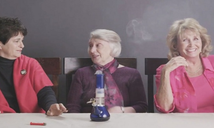بالفيديو .. ثلاث جدات يدخنّ الماريجوانا .. يضحكن 10 ملايين مشاهد خلال يومين