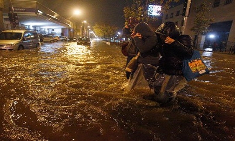 فيضانات عارمة تضرب إيطاليا والسلطات تغلق محطات المترو
