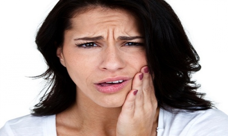 4 نصائح طبيعية وفعالة لتسكين ألم الأسنان على الفور