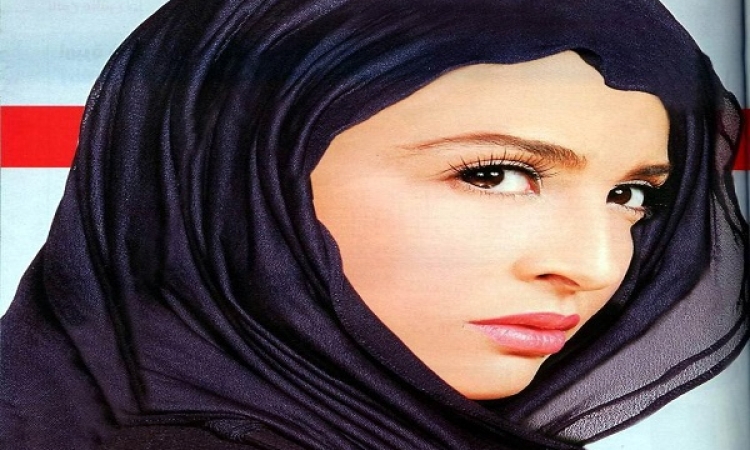 بالصور.. ابنة حنان ترك بالحجاب وتؤدى مناسك العمرة