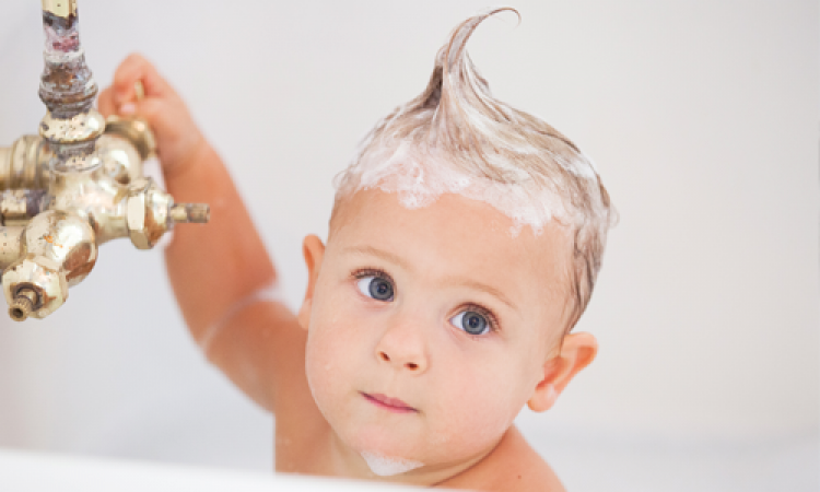 كيفيه علاج جفاف شعر طفلك ذو العام الواحد