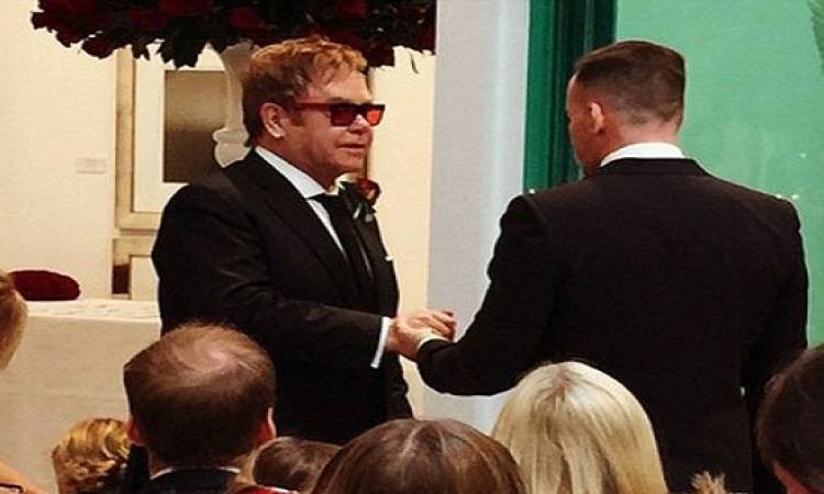 التون جون يتزوج صديقه ديفيد فيرناش رسميا