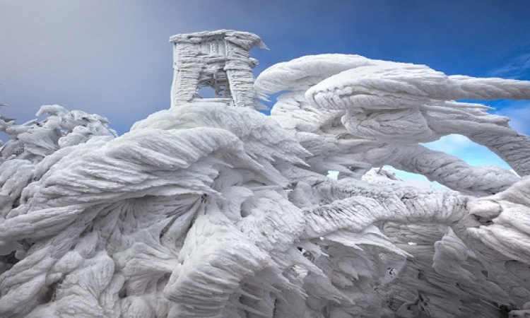 بالصور .. الثلج يحول جبل فى سلوفينيا الى تحفة فنية