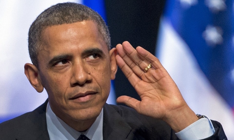 أوباما يعترف : زوجتى وابنتى يهزأن من «أُذُنى»