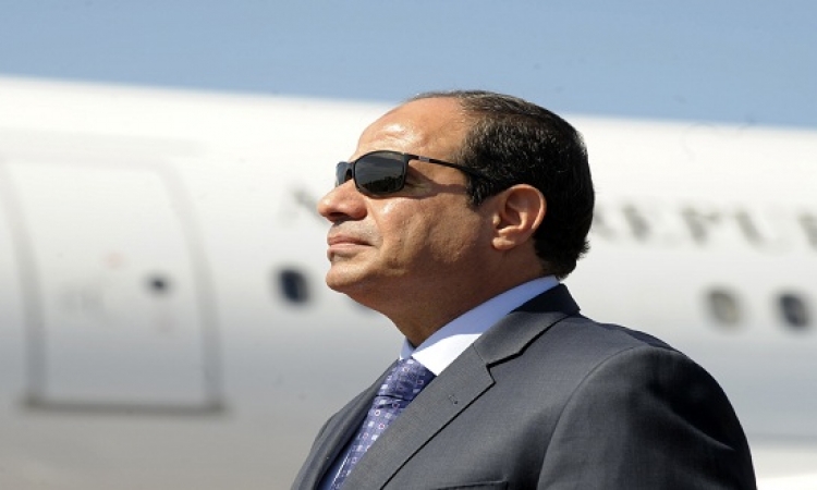 السيسى يستقبل رئيس العراق بمطار شرم الشيخ لحضور القمة العربية