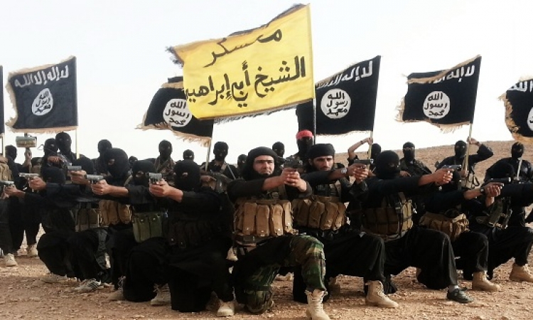 مصادر عراقية تكشف إلقاء طائرات مجهولة حاويات أسلحة لـ “داعش” فى “قضاء الدور”